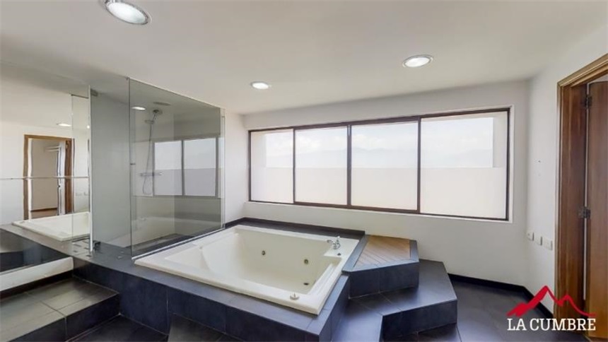Apartamento de 3 alcobas en arriendo en Lalinde, Medellín, 431 m² · foto 22 de 24