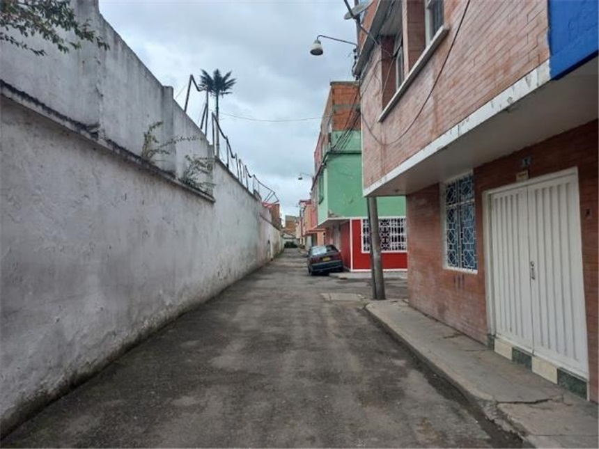 Casa en venta en San Bernardo, Bogotá · foto 2 de 14