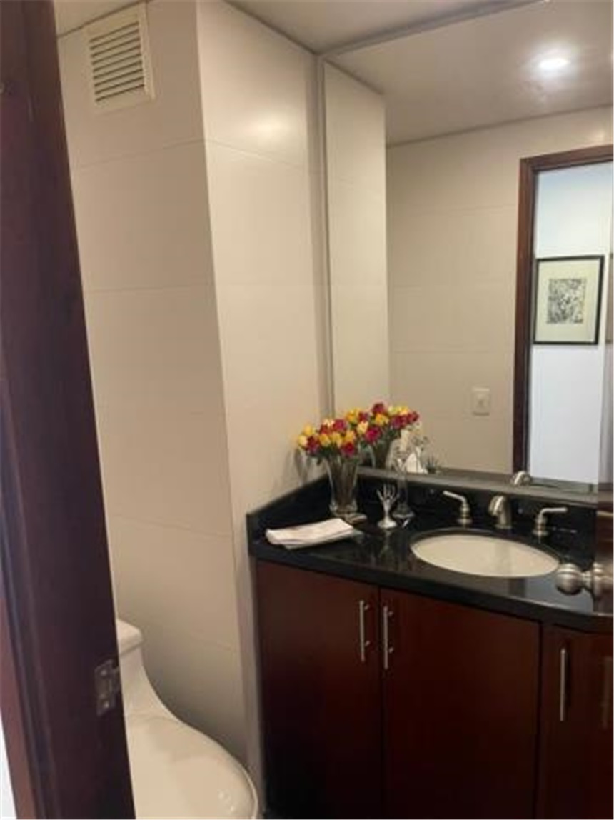 Apartamento de 2 alcobas en venta en Santa Barbara, Bogotá, 137 m² · foto 3 de 17