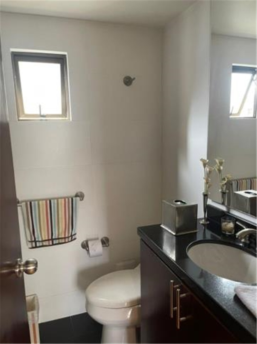 Apartamento de 2 alcobas en venta en Santa Barbara, Bogotá, 137 m² · foto 9 de 17