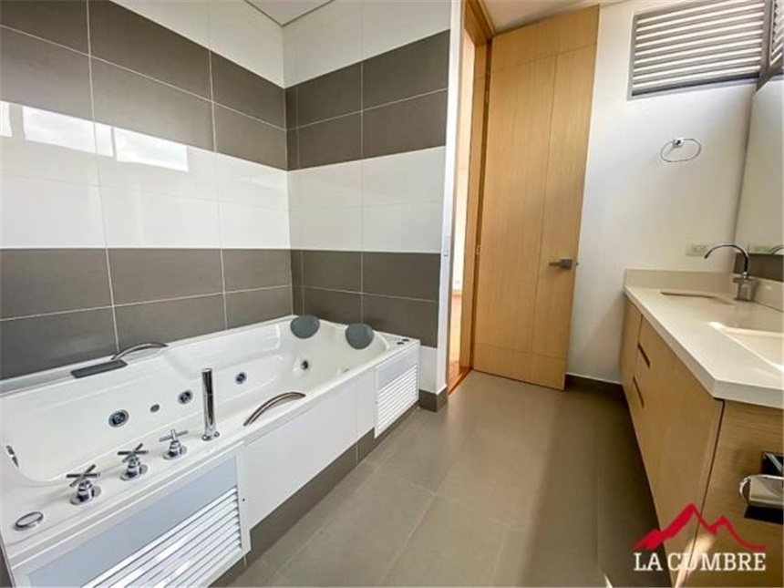 Apartamento de 3 alcobas en arriendo en Lalinde, Medellín, 280 m² · foto 9 de 16