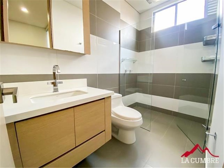 Apartamento de 3 alcobas en arriendo en Lalinde, Medellín, 280 m² · foto 5 de 16