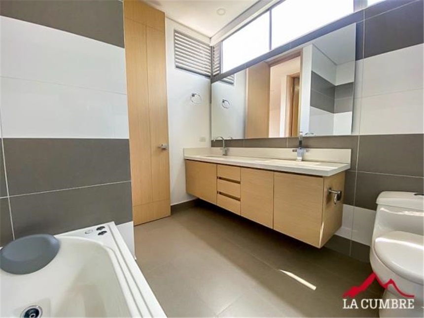 Apartamento de 3 alcobas en arriendo en Lalinde, Medellín, 280 m² · foto 10 de 16