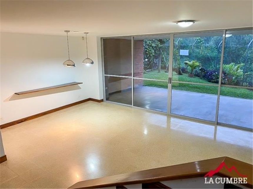Casa de 3 alcobas en venta en Loma El Atravesado, Envigado, 200 m² · foto 2 de 11