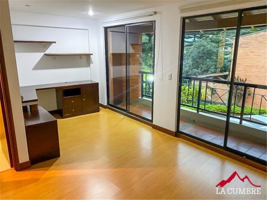 Casa de 3 alcobas en venta en Loma El Atravesado, Envigado, 200 m² · foto 4 de 11