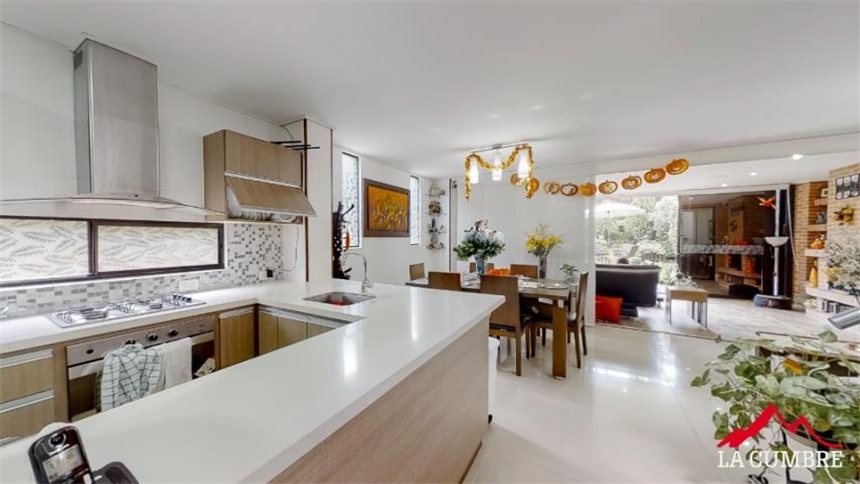 Casa de 3 alcobas en venta en Loma Del Chocho, Envigado, 217 m² · foto 8 de 14