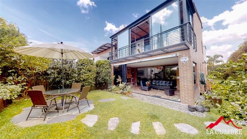 Casa de 3 alcobas en venta en Loma Del Chocho, Envigado, 217 m² · foto 2 de 14