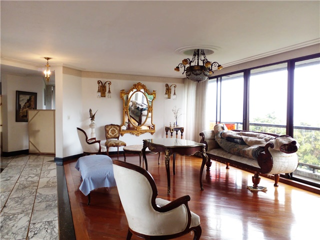 Apartamento de 3 alcobas en arriendo en El Castillo, Medellín, 340 m² · foto 2 de 19