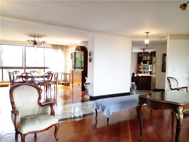 Apartamento de 3 alcobas en arriendo en El Castillo, Medellín, 340 m² · foto 3 de 19