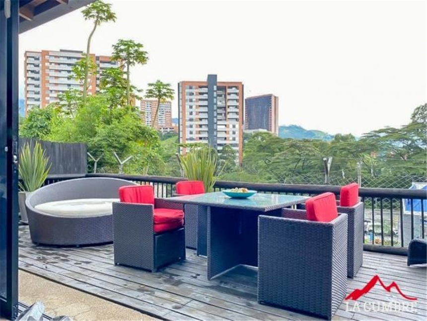 Casa de 3 alcobas en venta en Loma Del Chocho, Envigado, 212 m² · foto 3 de 10
