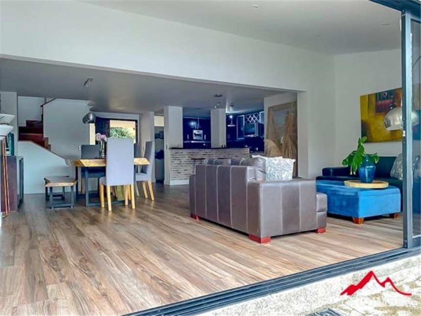 Casa de 3 alcobas en venta en Loma Del Chocho, Envigado, 212 m² · foto 4 de 10