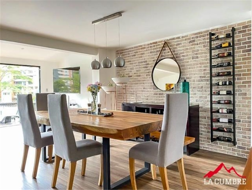 Casa de 3 alcobas en venta en Loma Del Chocho, Envigado, 212 m² · foto 2 de 10