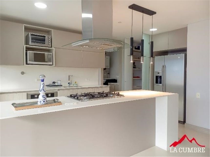 Apartamento de 3 alcobas en arriendo en Castropol, Medellín, 170 m² · foto 3 de 12