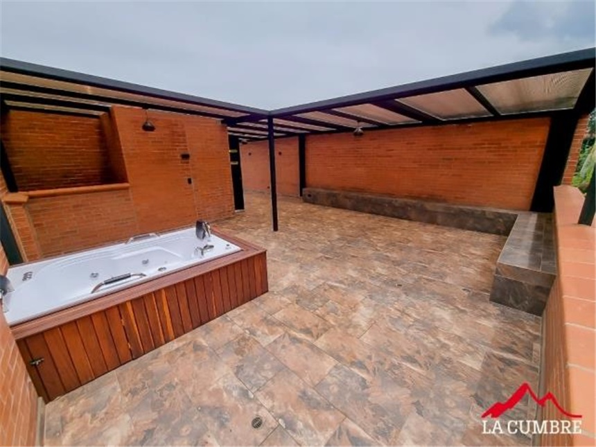 Casa de 3 alcobas en venta en Loma El Atravesado, Envigado, 248 m² · foto 8 de 13