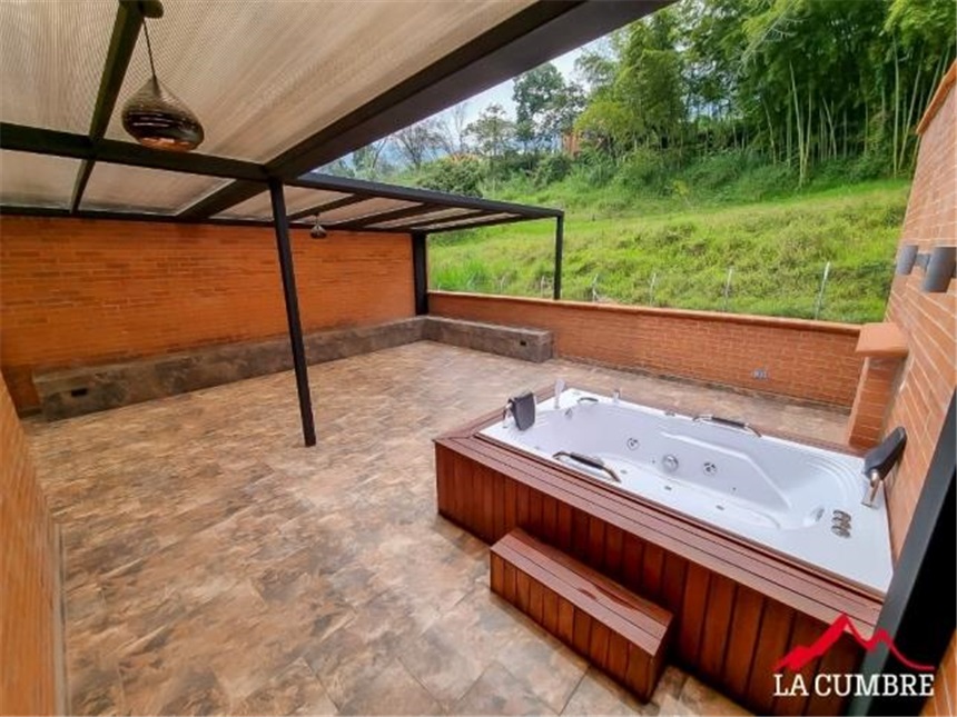 Casa de 3 alcobas en venta en Loma El Atravesado, Envigado, 248 m² · foto 9 de 13