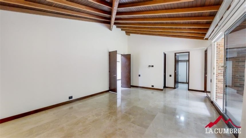 Casa de 3 alcobas en venta en Loma Del Chocho, Medellín, 335 m² · foto 11 de 14