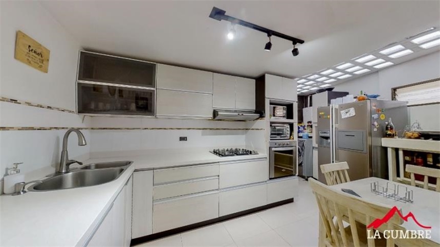 Casa de 4 alcobas en venta en La Aguacatala, Medellín, 250 m² · foto 5 de 12