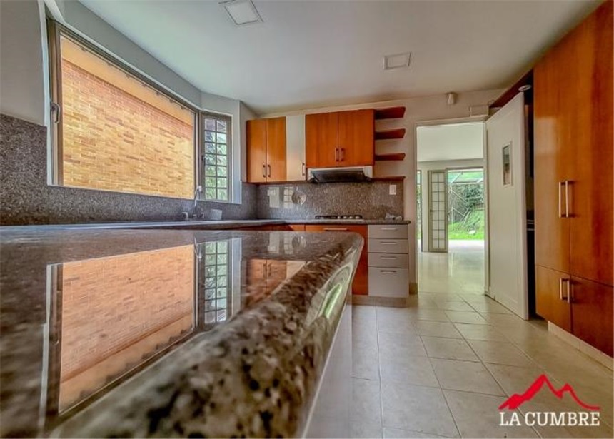 Casa de 3 alcobas en arriendo en El Poblado, Medellín, 240 m² · foto 8 de 12