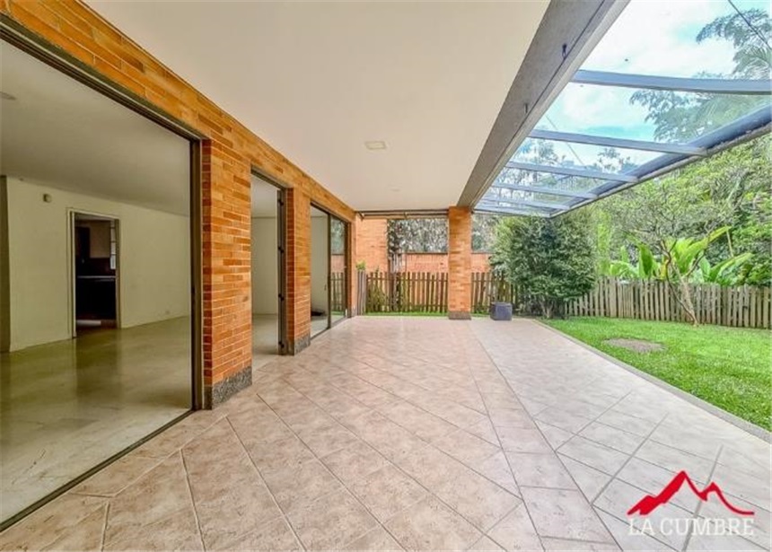 Casa de 3 alcobas en arriendo en El Poblado, Medellín, 240 m² · foto 2 de 12