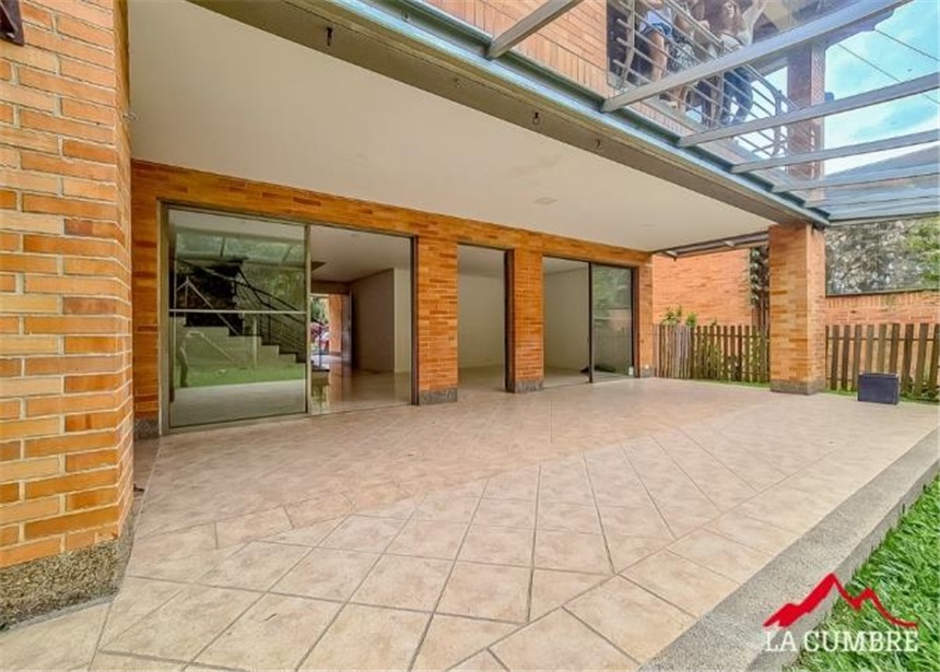 Casa de 3 alcobas en arriendo en El Poblado, Medellín, 240 m² · foto 3 de 12