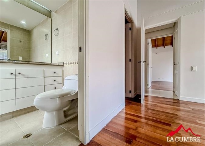 Casa de 3 alcobas en venta en San Lucas, Medellín, 240 m² · foto 10 de 12