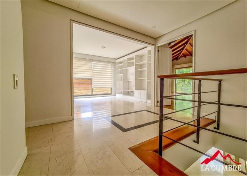 Casa de 3 alcobas en venta en San Lucas, Medellín, 240 m² · foto 9 de 12