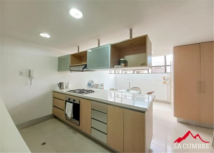Apartamento de 3 alcobas en arriendo en El Castillo, Medellín, 215 m² · foto 5 de 9