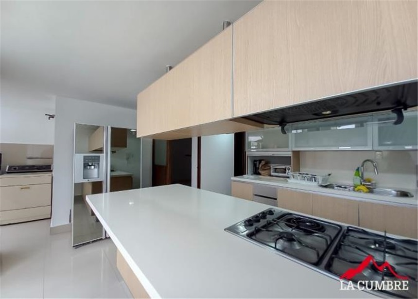 Apartamento de 3 alcobas en arriendo en El Castillo, Medellín, 215 m² · foto 6 de 9