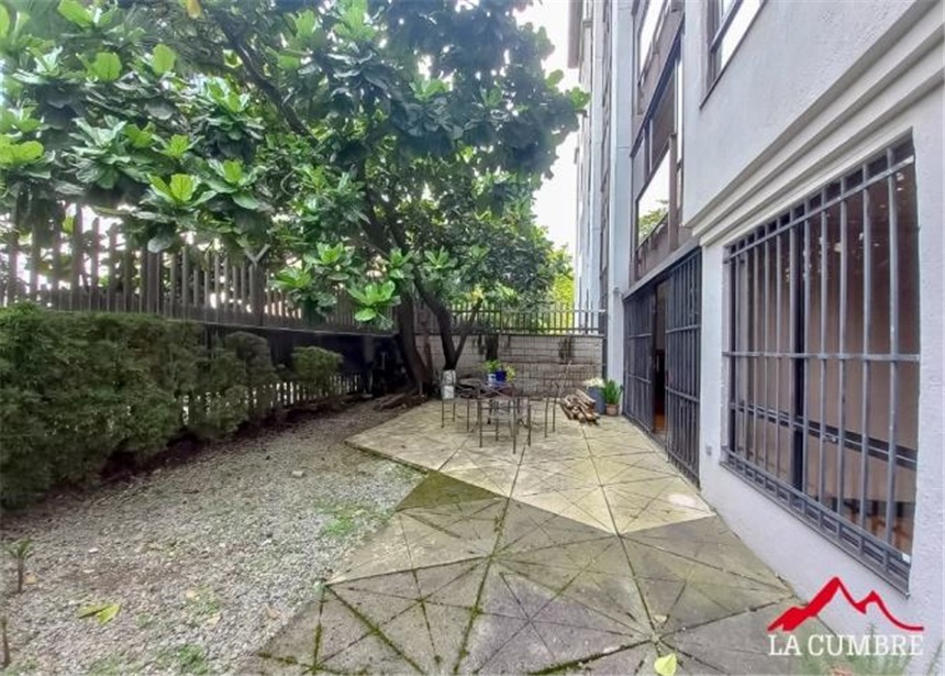 Apartamento de 3 alcobas en arriendo en El Castillo, Medellín, 215 m² · foto 3 de 9