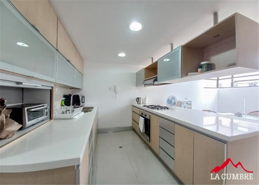 Apartamento de 3 alcobas en arriendo en El Castillo, Medellín, 215 m² · foto 4 de 9