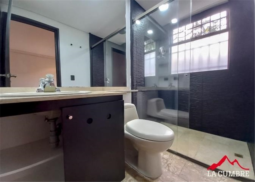 Apartamento de 3 alcobas en arriendo en El Castillo, Medellín, 215 m² · foto 8 de 9