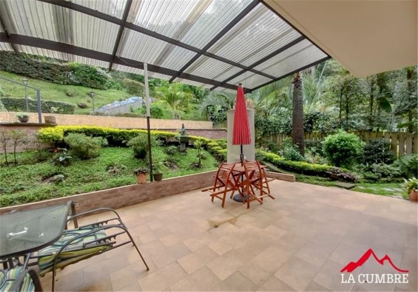 Casa de 5 alcobas en venta en Los Balsos, Medellín, 381 m² · foto 3 de 16