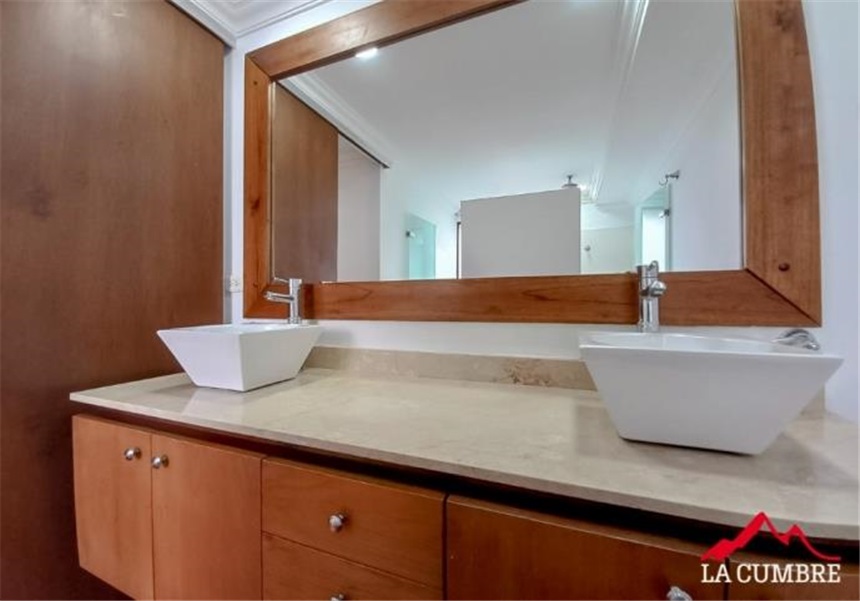Casa de 5 alcobas en venta en Los Balsos, Medellín, 381 m² · foto 15 de 16