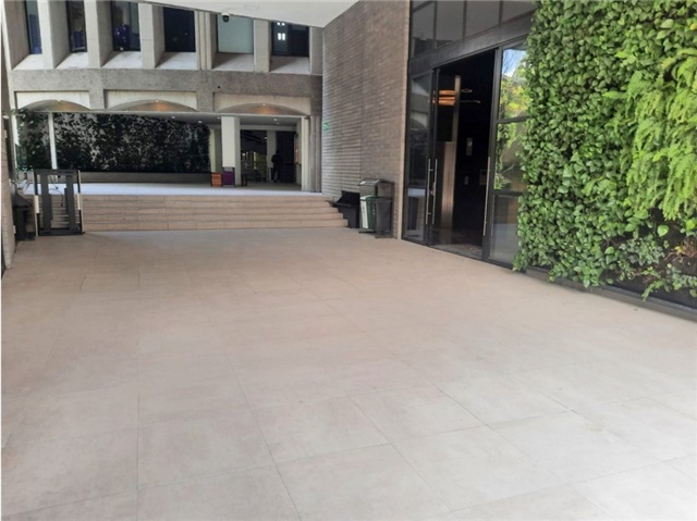 Local en Arriendo - Más