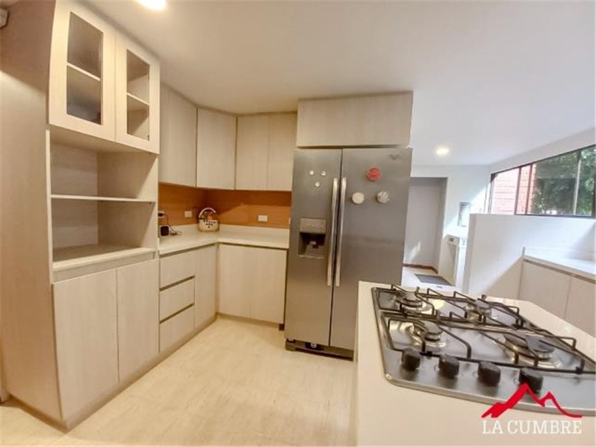 Apartamento de 3 alcobas en arriendo en Los Balsos, Medellín, 241 m² · foto 7 de 11