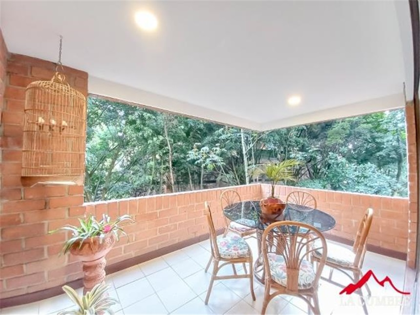 Apartamento de 3 alcobas en arriendo en Los Balsos, Medellín, 241 m² · foto 3 de 11