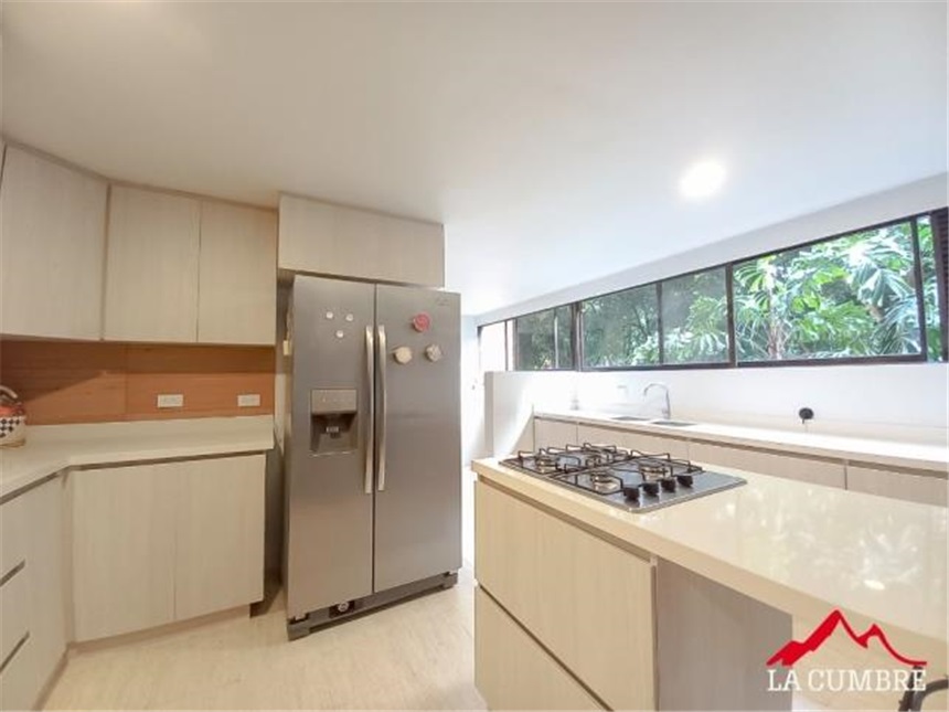 Apartamento de 3 alcobas en arriendo en Los Balsos, Medellín, 241 m² · foto 5 de 11