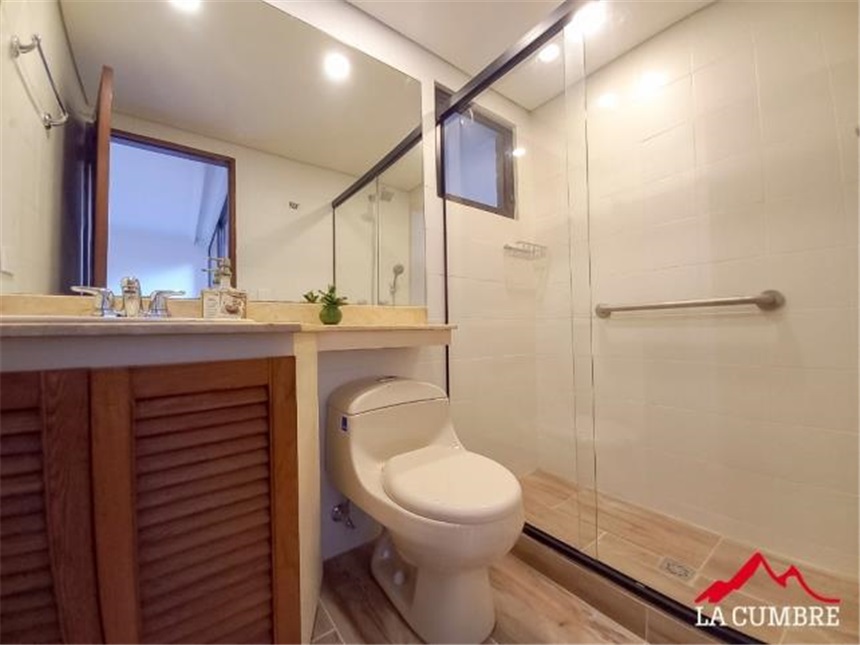 Apartamento de 3 alcobas en arriendo en Los Balsos, Medellín, 241 m² · foto 9 de 11