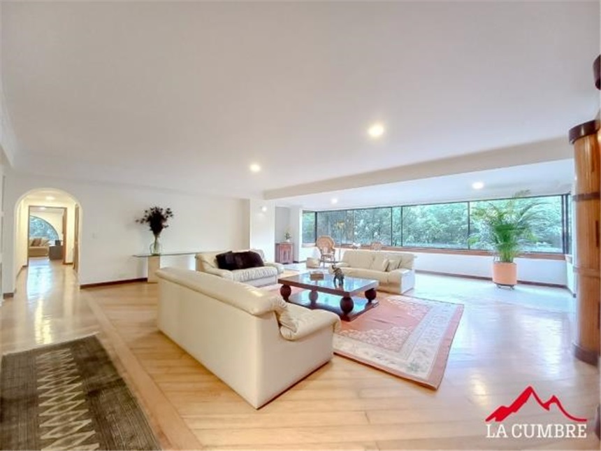 Apartamento de 3 alcobas en arriendo en Los Balsos, Medellín, 241 m² · foto 2 de 11