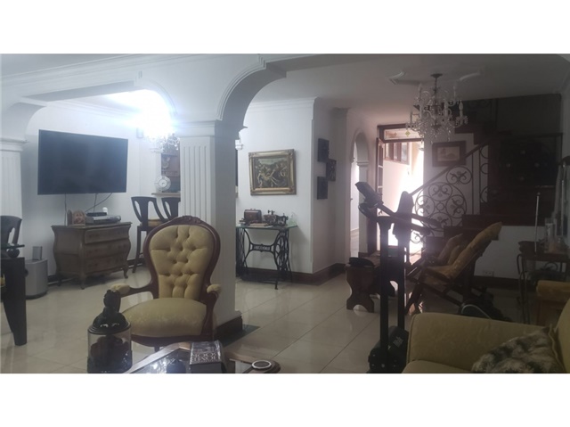 Casa de 6 alcobas en venta en Loma Del Escobero, Envigado, 234 m² · foto 2 de 24