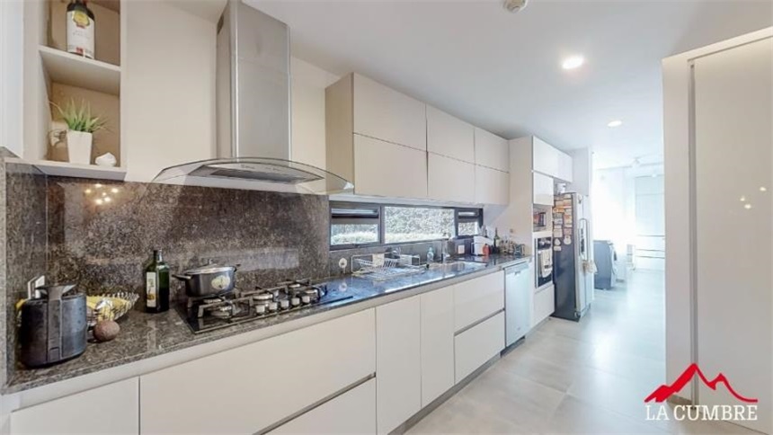 Casa de 3 alcobas en venta en El Diamante No. 2, Medellín, 380 m² · foto 8 de 16