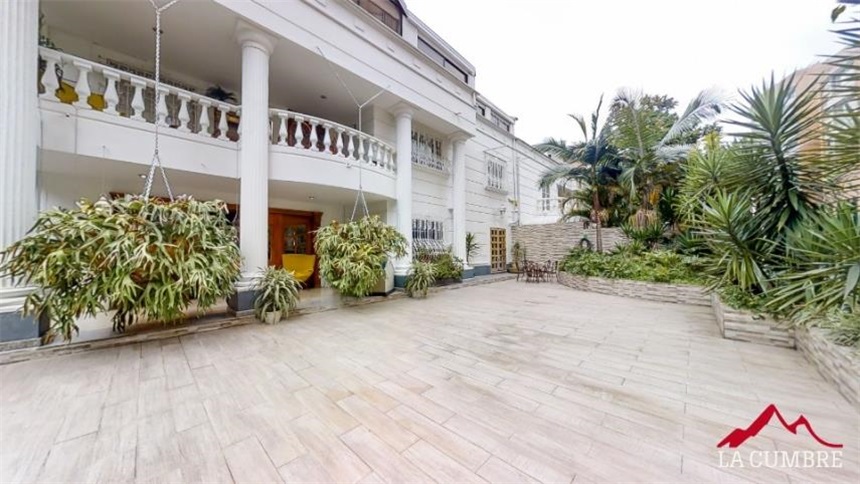 Casa de 4 alcobas en venta en Los Naranjos, Medellín, 700 m² · foto 2 de 13