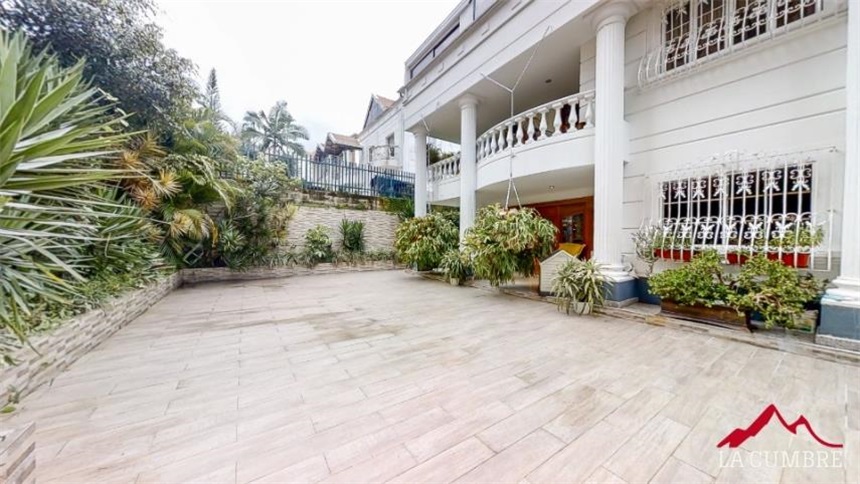 Casa de 4 alcobas en venta en Los Naranjos, Medellín, 700 m² · foto 3 de 13