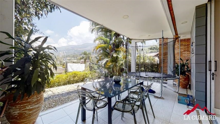 Casa de 3 alcobas en venta en Granizal, Medellín, 223 m² · foto 2 de 15