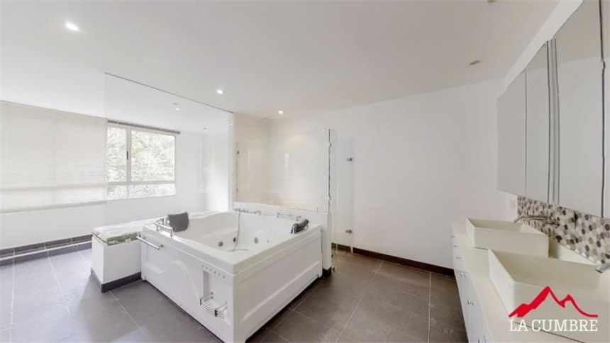 Apartamento de 4 alcobas en arriendo en El Tesoro, Medellín, 308 m² · foto 10 de 11