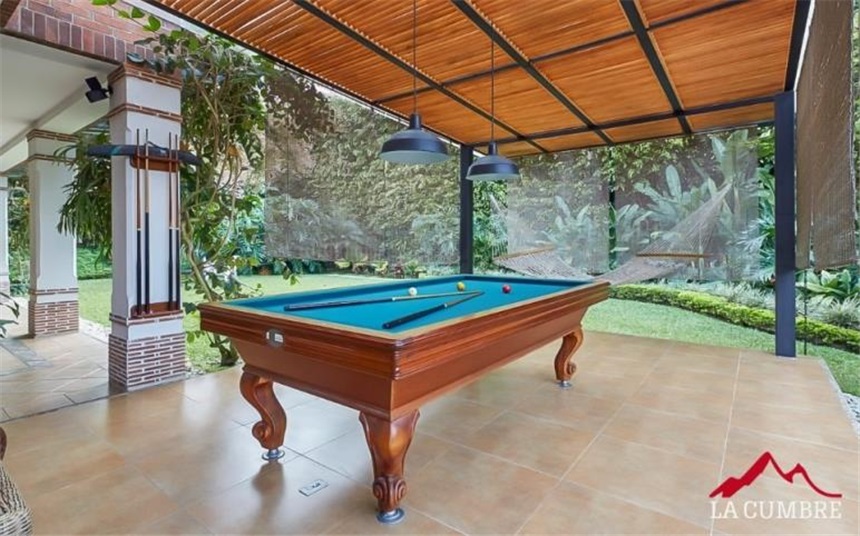 Casa de 4 alcobas en venta en Loma El Atravesado, Envigado, 487 m² · foto 4 de 10