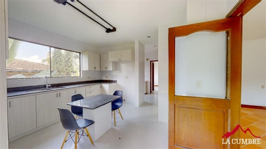 Casa de 5 alcobas en venta en Los Naranjos, Medellín, 344 m² · foto 7 de 12