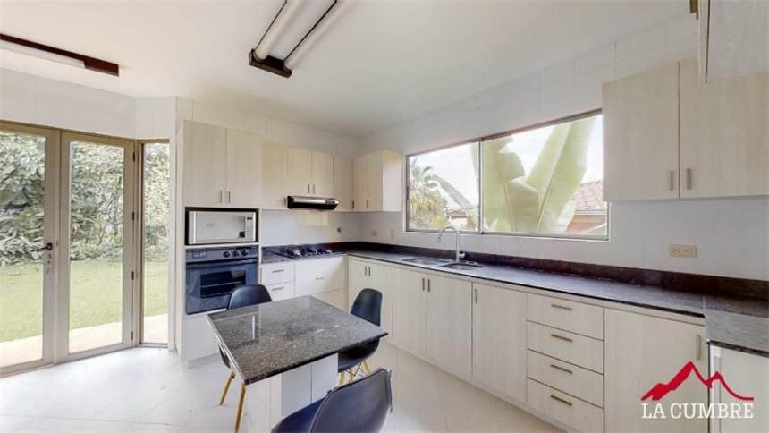 Casa de 5 alcobas en venta en Los Naranjos, Medellín, 344 m² · foto 8 de 12