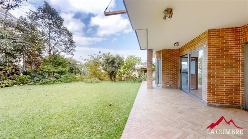 Casa de 5 alcobas en venta en Los Naranjos, Medellín, 344 m² · foto 2 de 12