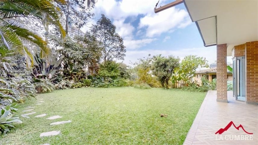 Casa de 5 alcobas en venta en Los Naranjos, Medellín, 344 m² · foto 3 de 12